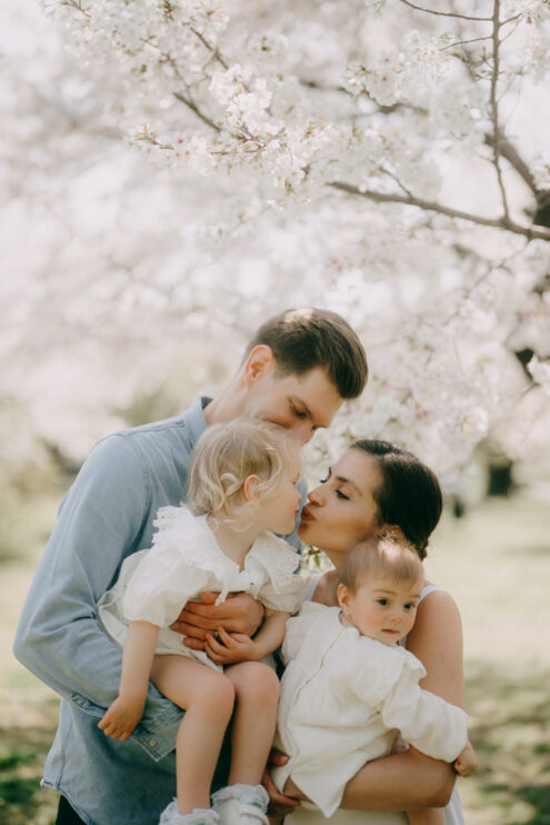 Tokyo family photography with sakura cherry blossoms - Ippei and Janine Photography
