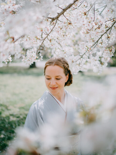 Tokyo kimono portrait photography with cherry blossoms - Tokyo portrait photographer Ippei and Janine