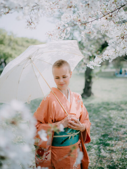 Tokyo kimono portrait photography with cherry blossoms - Japan portrait photographer Ippei and Janine