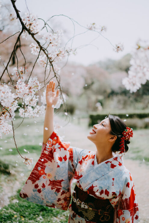 Tokyo kimono portrait photography with sakura cherry blossoms by Ippei and Janine - English speaking vacation photographer in Tokyo